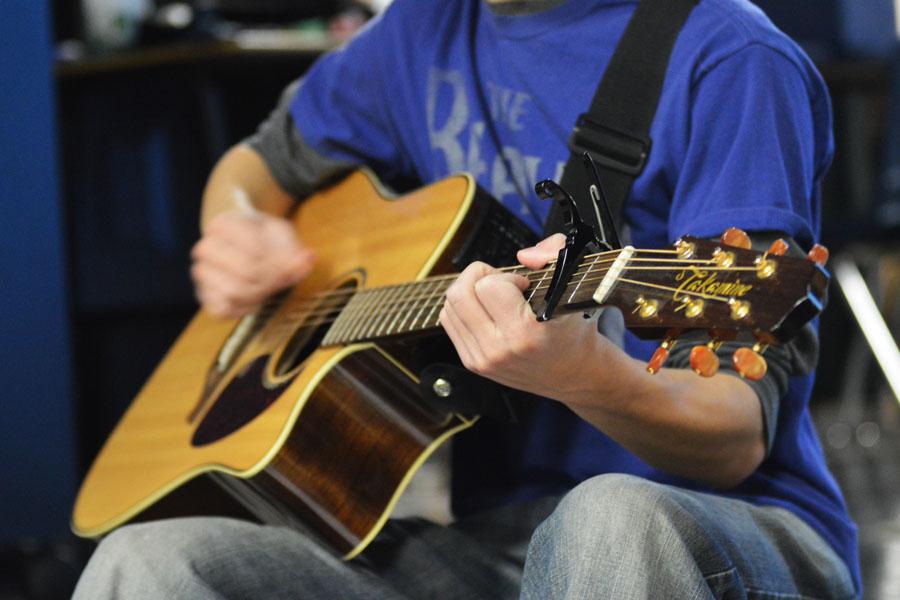 Junior Joel Mills plays guitar at Club 121