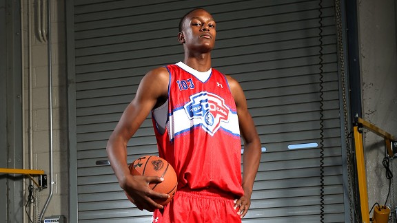 Myles Turner commits to Texas