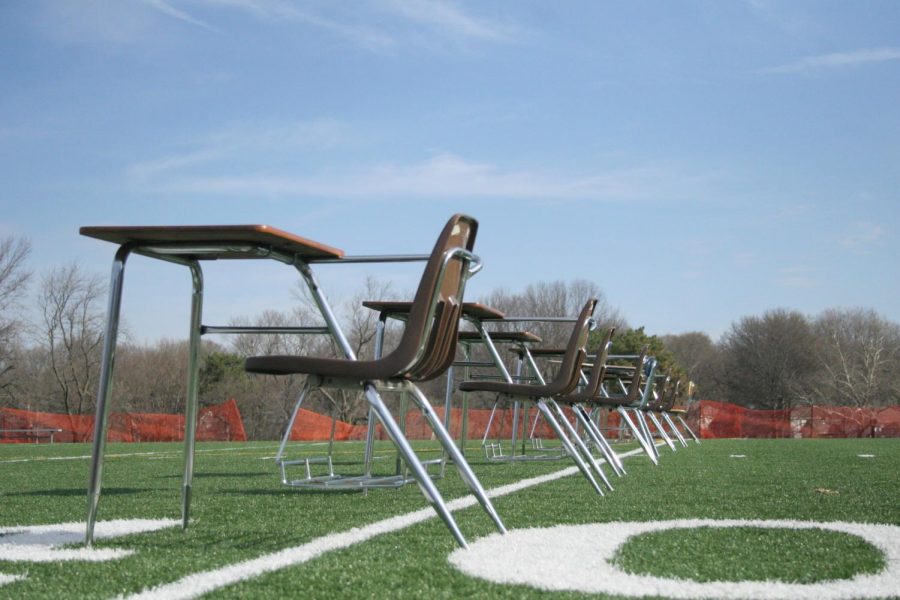 17 desks were placed to represent the 17 lives lost in the Parkland shooting